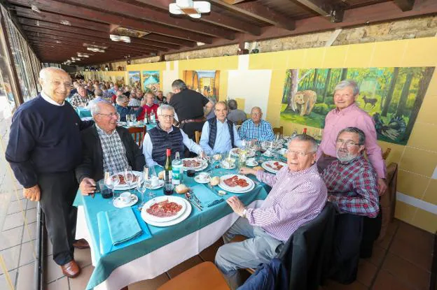 La sidrería Yumay acogió la comida de antiguos aprendices de Ensidesa, 64 que se formaron en las promociones del 56 y 57. 