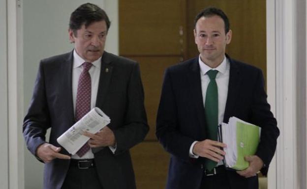 Guillermo Martínez (derecha) junto al presidente del Principado se dirigen al Consejo de Gobierno. 