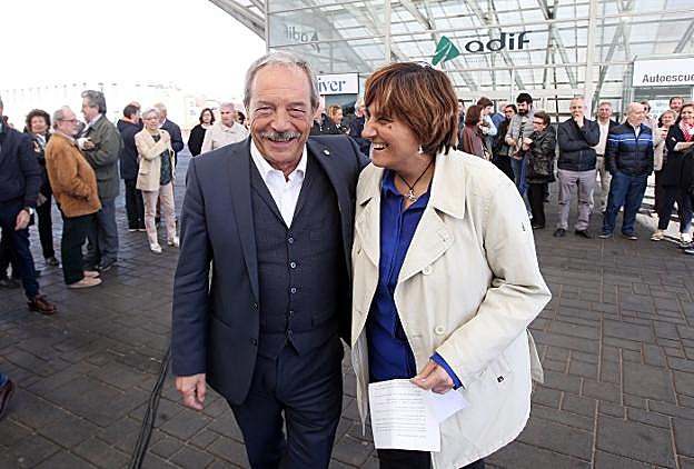 Wenceslao López junto a Ana Rivas, ayer, en la plaza de los Ferroviarios.