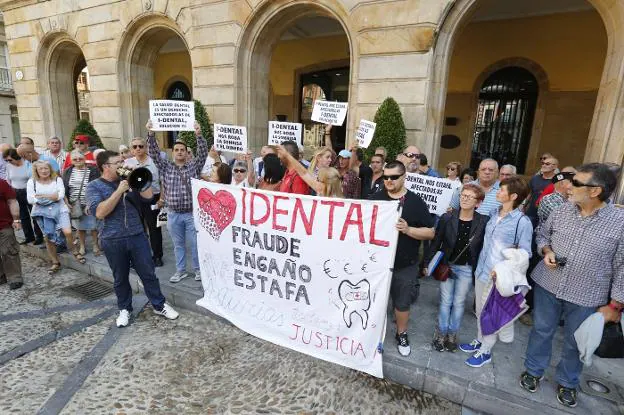 Concentración de afectados en la plaza Mayor, en una imagen de archivo. 