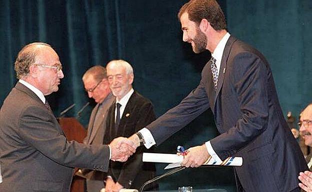 Sanz Gadea, recibiendo de manos del entonces Príncipe de Asturias Felipe, el premio Príncipe de Asturias de la Concordia 1998
