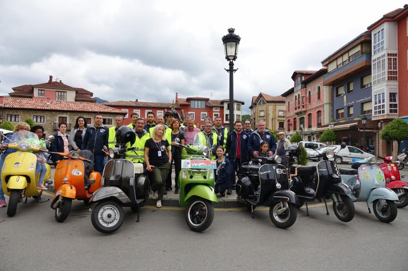 Más de 120 vespas y lambrettas han participado en una nueva edición de la Subida al Fitu, una cita que tras once años ya está más que consolidada en el calendario festivo del oriente de Asturias.