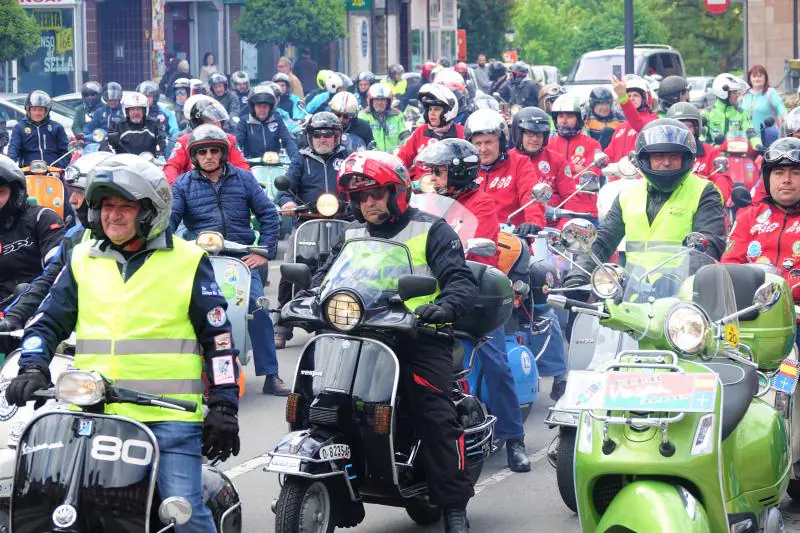 Más de 120 vespas y lambrettas han participado en una nueva edición de la Subida al Fitu, una cita que tras once años ya está más que consolidada en el calendario festivo del oriente de Asturias.