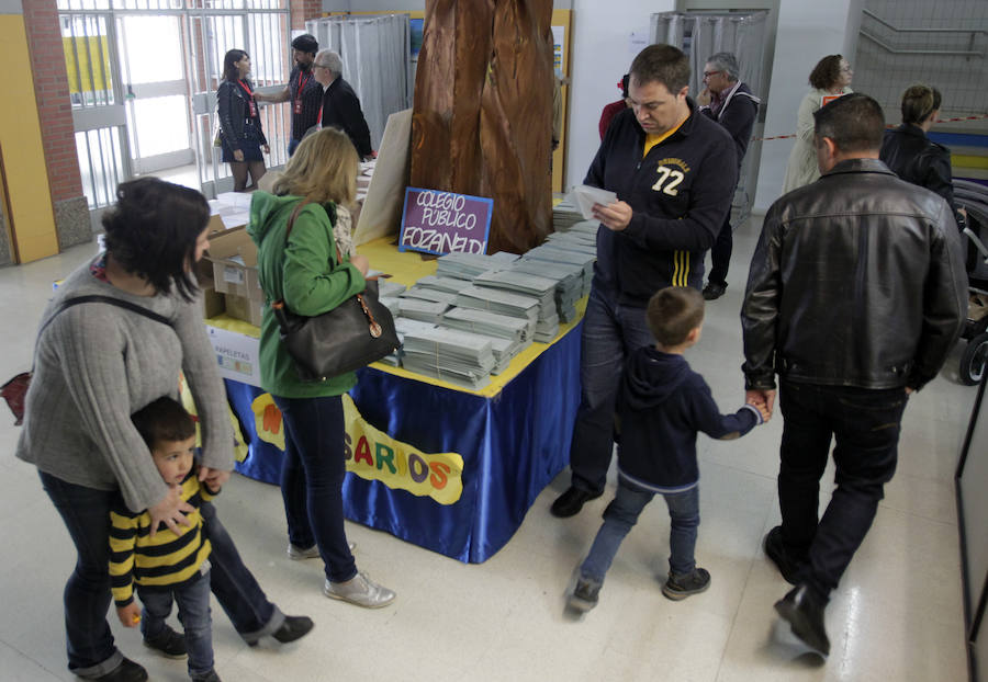 973.736 asturianos están llamados a ir a las urnas | En el Principado, siete partidos se disputan 45 escaños en la Junta General más plural de la democracia