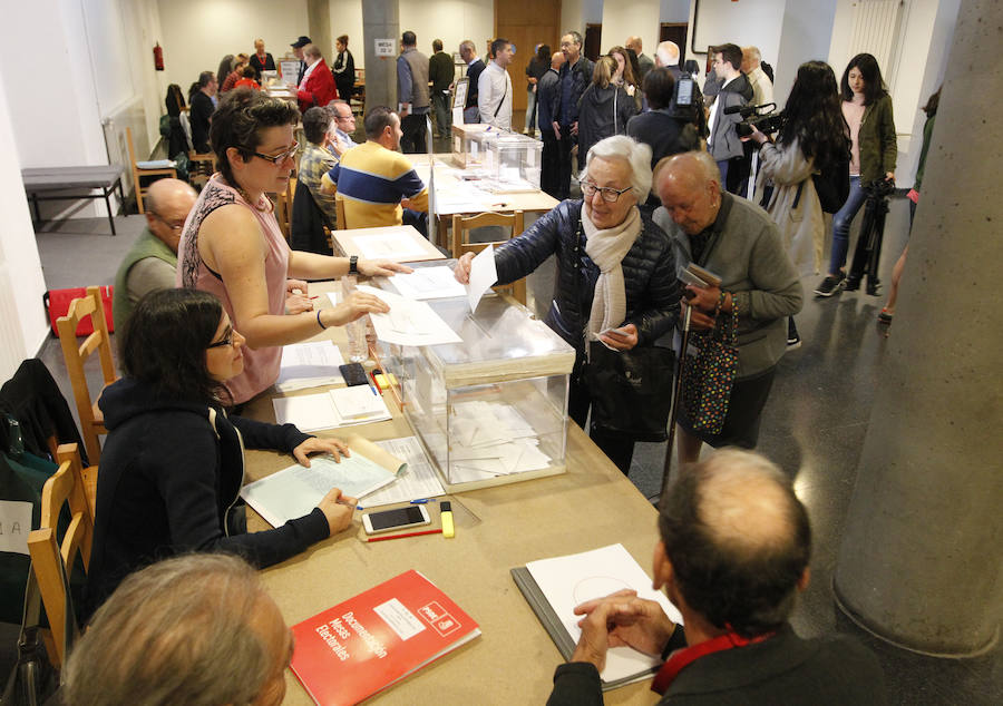 973.736 asturianos están llamados a ir a las urnas | En el Principado, siete partidos se disputan 45 escaños en la Junta General más plural de la democracia