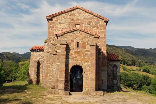 Santa Cristina de Lena, con su entrada cerrada para las mediciones por láser. 