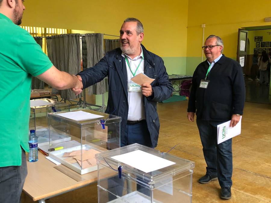 Alfonso Araujo, candidato de UCIN, en el colegio Palacio Valdés