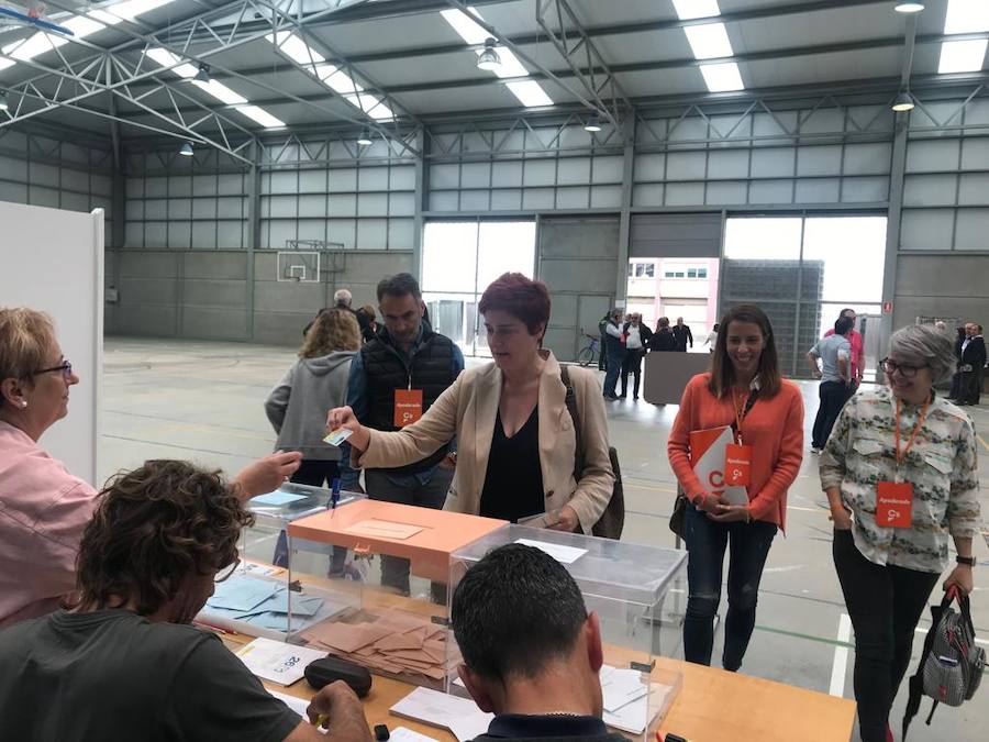 Carmen Pérez Soberón, cndidata de Ciudadanos, en el polideportivo de Salinas.