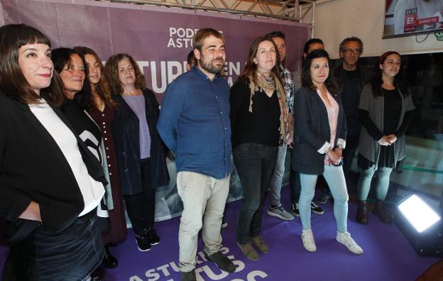 Los miembros de la candidatura autonómica de Podemos, encabezada por Lorena Gil, durante el escrutinio, en un pub de Gijón.