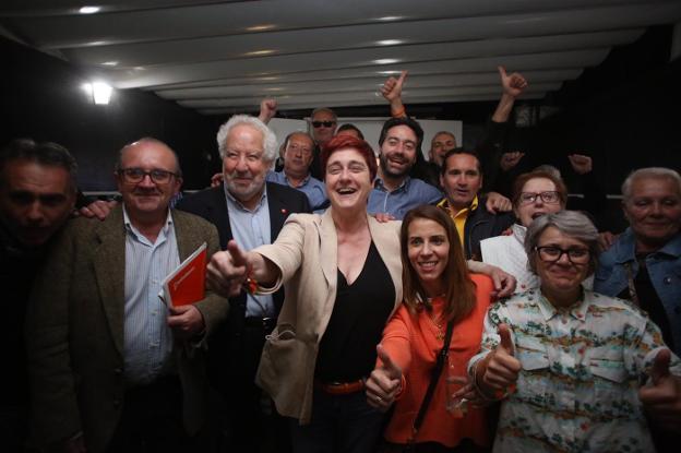 La alegría era evidente en Ciudadanos, que siguió los resultados en un bar de La Estación.
