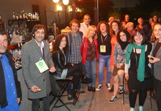 Cambia Avilés se reunió anoche en el Plazas para seguir el recuento. 