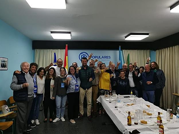 El PP ganador de las elecciones arropó ayer a Eloy Alonso en su sede de Salinas.