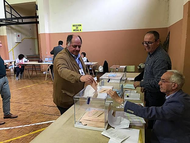 Carlos Guardado depositó sus papeletas en el IES Número 5.
