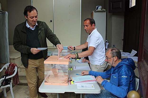 El alcalde, el socialista Alejandro Vega, votando en el Ayuntamiento de Villaviciosa.
