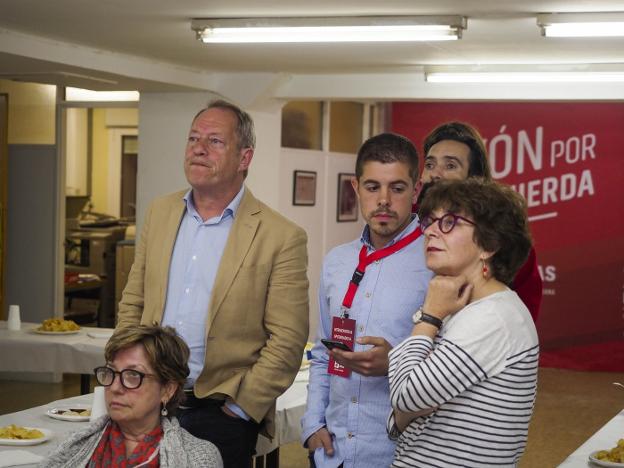 Martín y Castaño, a la derecha, siguen el escrutinio.