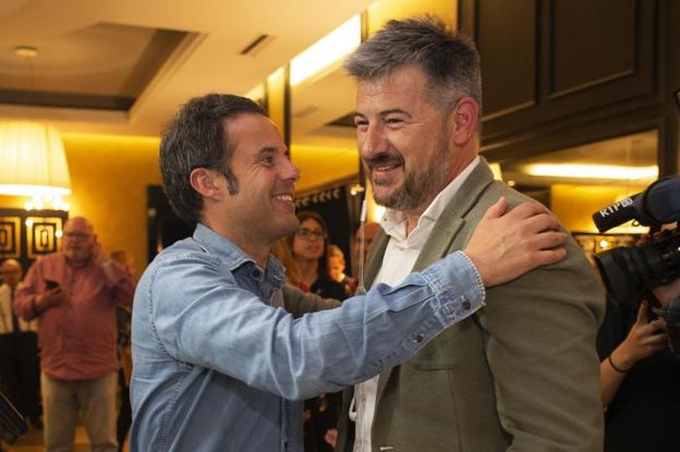 Nacho Cuesta saluda a Sergio García, secretario de Organización de Ciudadanos.