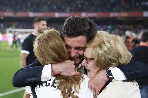 En familia. El técnico del Valencia abraza a su madre y a su mujer tras la final. 