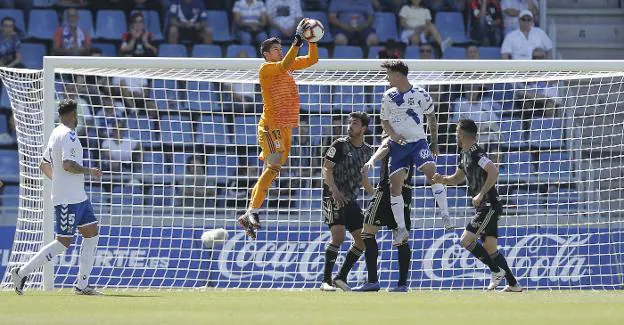 Champagne agarra un balón aéreo que intentó rematar Nano Mesa antre Carlos Hernández, Alanís y Diegui.