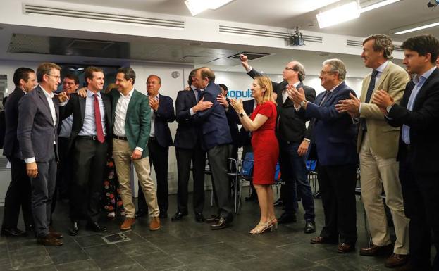 El presidente nacional del PP, Pablo Casado (2i), a su llegada a la reunión del Comité Ejecutivo Nacional celebrada este lunes en la sede del partido, en Madrid.