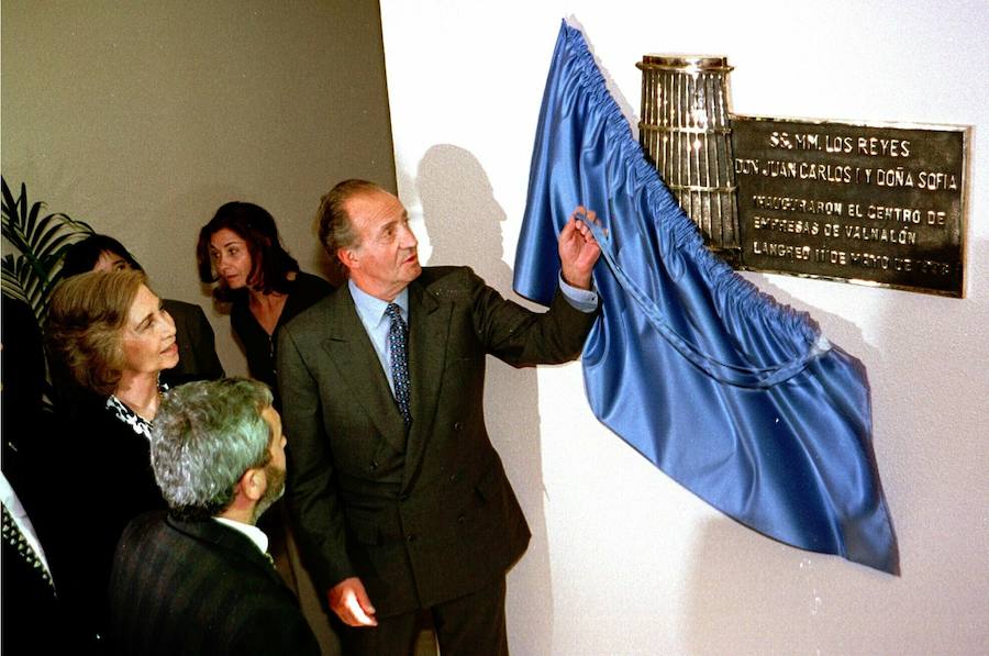 El rey Juan Carlos ha anunciado, este lunes, su voluntad y deseo de dejar de desarrollar actividades institucionales y completar su retirada de la vida pública a partir del 2 de junio, al cumplirse cinco años de la abdicación.