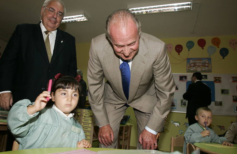 El rey Juan Carlos ha anunciado, este lunes, su voluntad y deseo de dejar de desarrollar actividades institucionales y completar su retirada de la vida pública a partir del 2 de junio, al cumplirse cinco años de la abdicación.