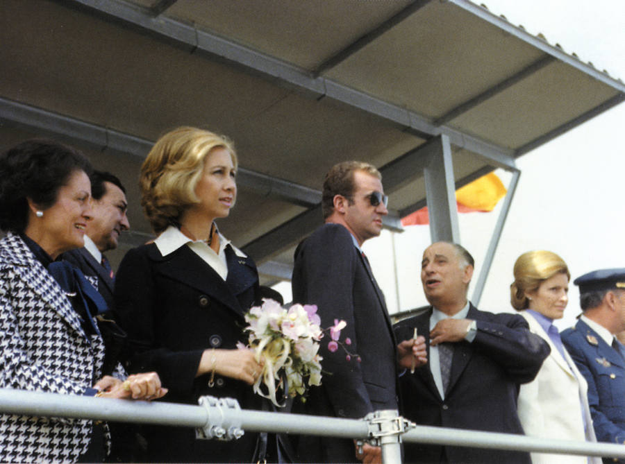 El rey Juan Carlos ha anunciado, este lunes, su voluntad y deseo de dejar de desarrollar actividades institucionales y completar su retirada de la vida pública a partir del 2 de junio, al cumplirse cinco años de la abdicación.