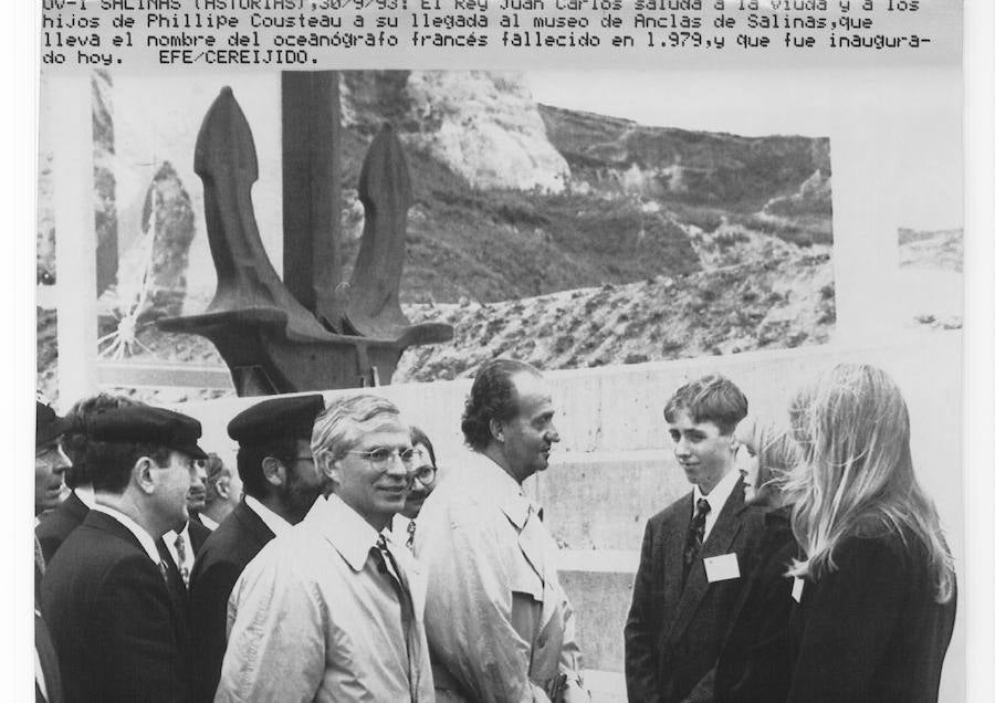 El rey Juan Carlos ha anunciado, este lunes, su voluntad y deseo de dejar de desarrollar actividades institucionales y completar su retirada de la vida pública a partir del 2 de junio, al cumplirse cinco años de la abdicación.