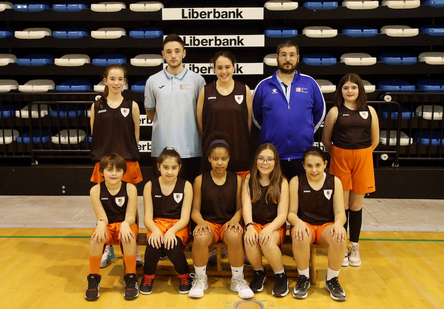 Colegio Palacio de Granda Alevín femenino. Entrenador: Agustín Prieto. Jugadoras: Julia, Inés, Irene, Zoe, Carmen, Patricia, Iñigo, Alba de los Santos, Candela, Carolina, Alba Muñiz, Celia y Olivia.