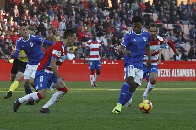 Bárcenas controla un balón ante San Emeterio en el partido contra el Granada. 