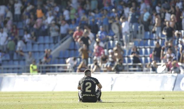 Diegui, abatido, sentado en el suelo al término del encuentro ante el Tenerife.