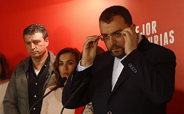 Adrián Barbón, arropado por su comité de campaña, en su comparecencia de ayer en la sede regional de la Federación Socialista Asturiana en Oviedo. 