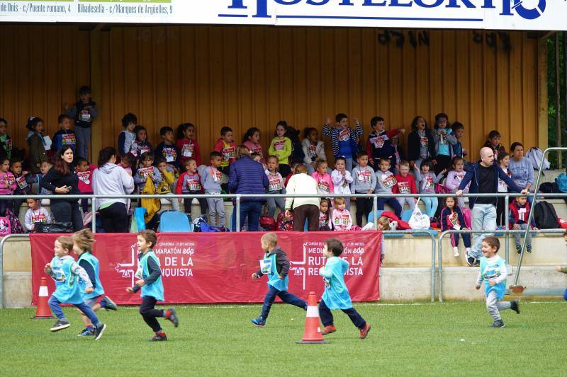 Decenas escolares de entre 0 y 5 años de Cangas, Arriondas, Ribadesella, Cabrales y Onís han participado en el Cross Infantil de Cangas de Onís, celebrado en el campo municipal de fútbol 'Manolo Chaso'.