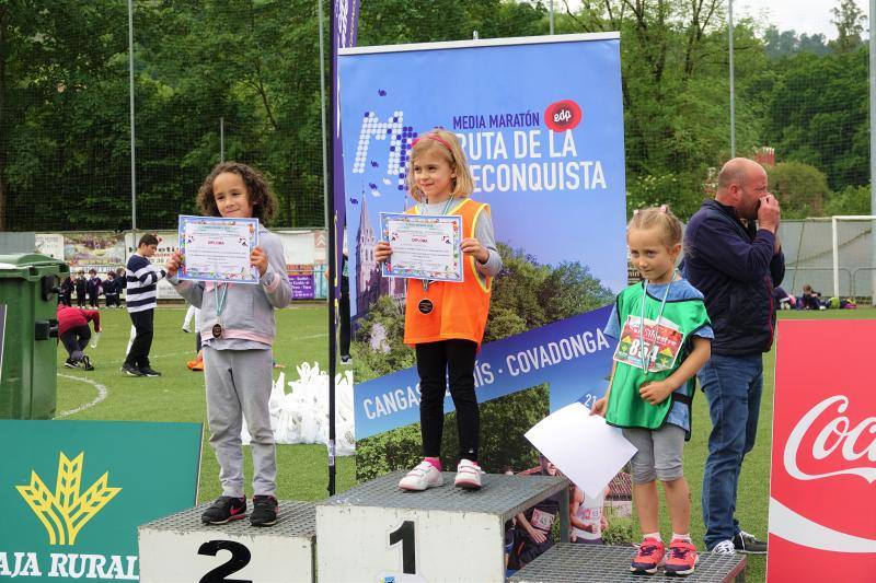 Decenas escolares de entre 0 y 5 años de Cangas, Arriondas, Ribadesella, Cabrales y Onís han participado en el Cross Infantil de Cangas de Onís, celebrado en el campo municipal de fútbol 'Manolo Chaso'.