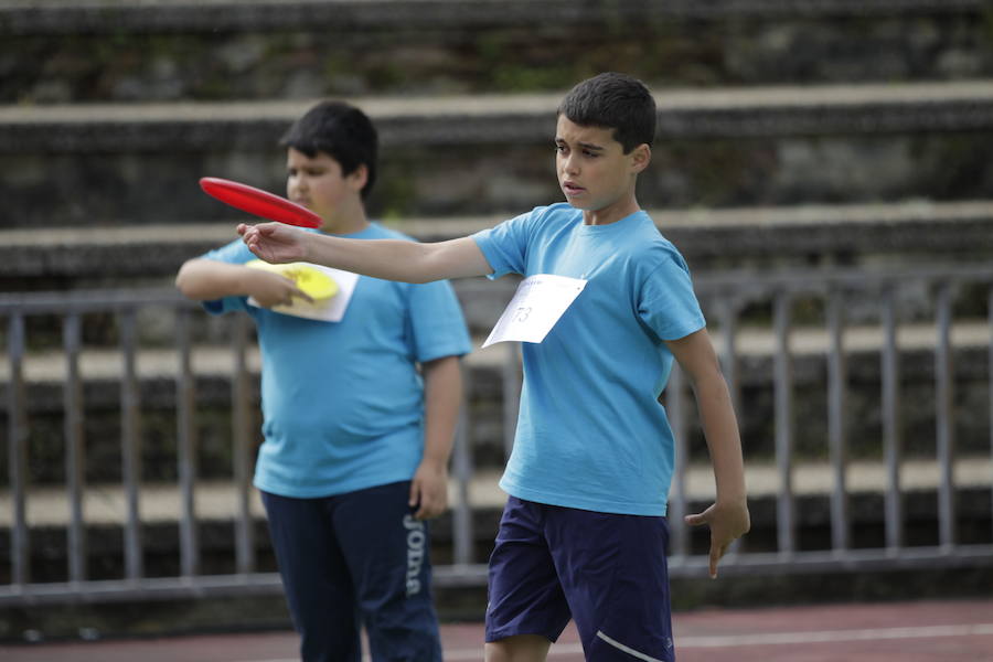 Decenas de alumnos de nueve centros ovetenses saltaron, corrieron y jugaron en la séptima edición de los Juegos Olímpicos de Intercentro. 