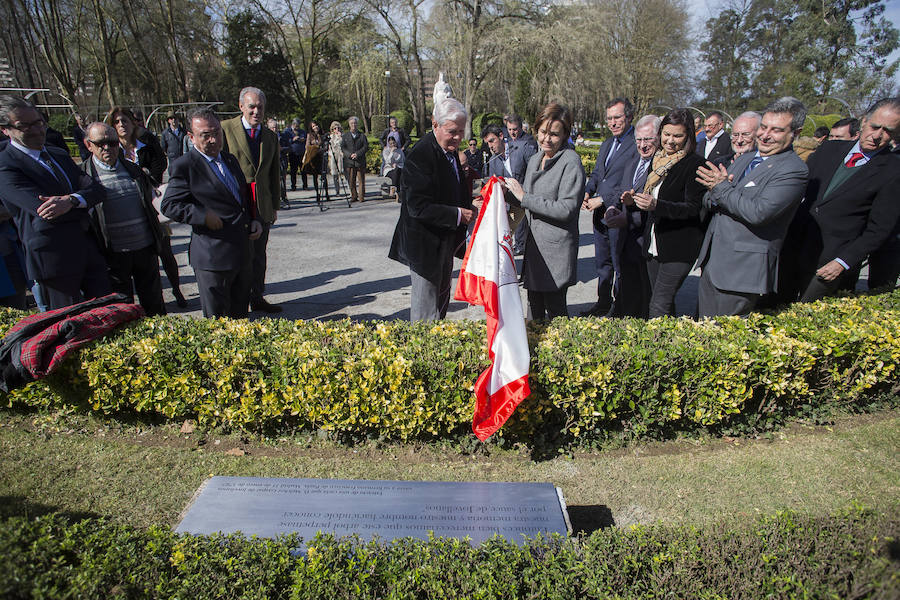 La alcaldesa e Ignacio García Arango en el acto de reposición en marzo de 2017 del sauce llorón plantado en homenaje a Jovellanos en 1959 en el parque de Isabel la Católica y que fuera derribado por un rayo en 1987.