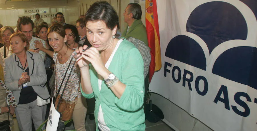 La candidata de Foro Asturias, Carmen Moriyón, celebra en la sede del partido los buenos resultados electorales (23 de mayo de 2011)