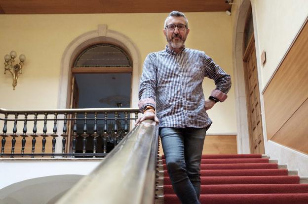 José Carlos Fernández Sarasola en las escaleras del Ayuntamiento, minutos antes de la entrevista con EL COMERCIO. 