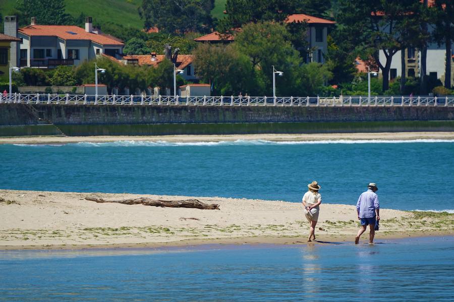 Los cielos despejados y las temperaturas, que han subido notablemente, invitando a los asturianos a disfrutar del aire libre. Las previsiones veraniegas se prolongarán hasta el domingo. 