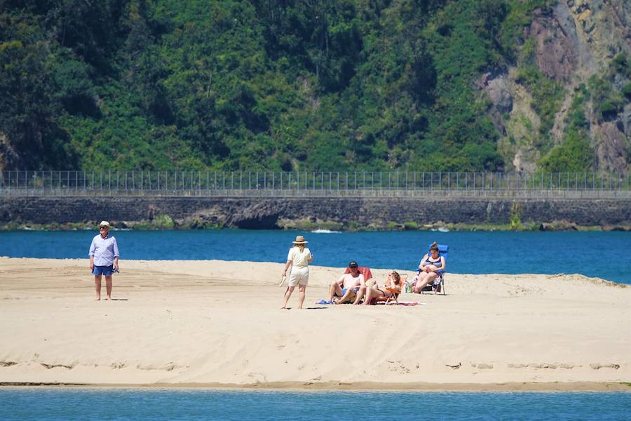 Los cielos despejados y las temperaturas, que han subido notablemente, invitando a los asturianos a disfrutar del aire libre. Las previsiones veraniegas se prolongarán hasta el domingo. 