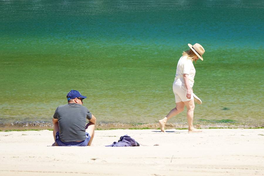 Los cielos despejados y las temperaturas, que han subido notablemente, invitando a los asturianos a disfrutar del aire libre. Las previsiones veraniegas se prolongarán hasta el domingo. 