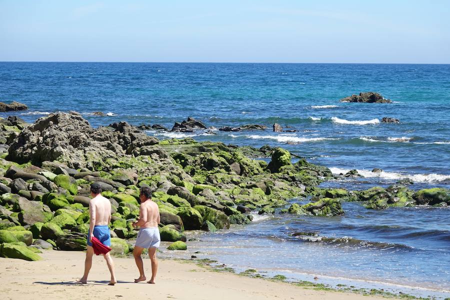 Los cielos despejados y las temperaturas, que han subido notablemente, invitando a los asturianos a disfrutar del aire libre. Las previsiones veraniegas se prolongarán hasta el domingo. 