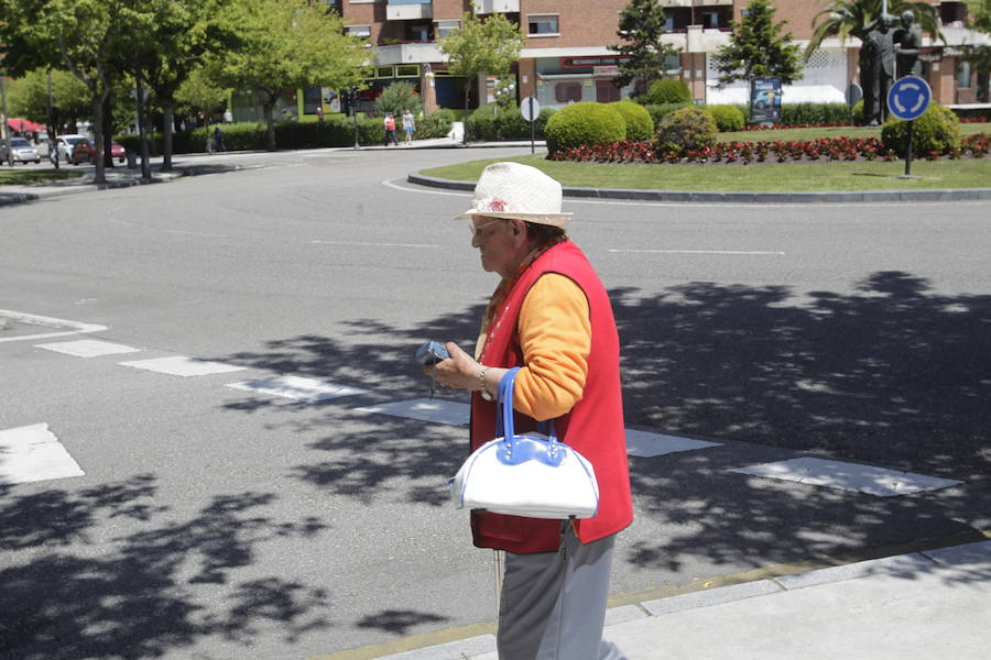 Los cielos despejados y las temperaturas, que han subido notablemente, invitando a los asturianos a disfrutar del aire libre. Las previsiones veraniegas se prolongarán hasta el domingo. 