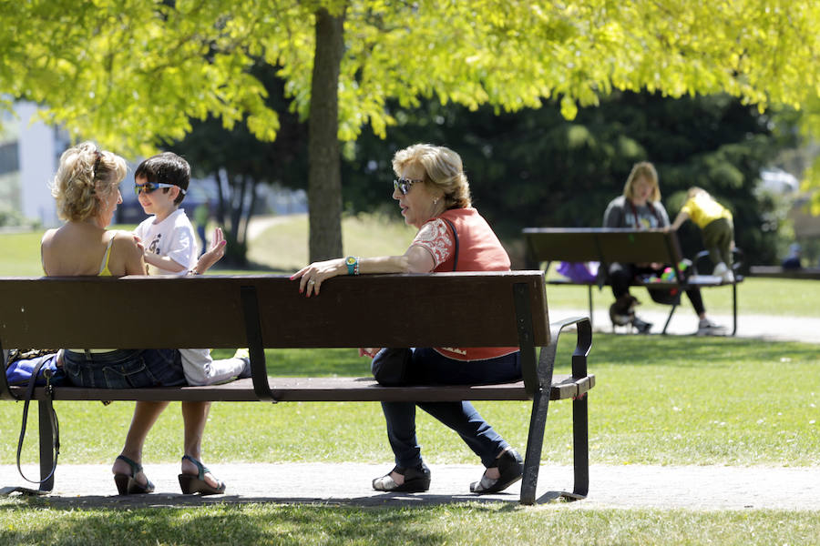 Los cielos despejados y las temperaturas, que han subido notablemente, invitando a los asturianos a disfrutar del aire libre. Las previsiones veraniegas se prolongarán hasta el domingo. 