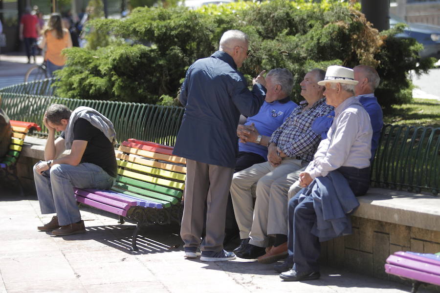 Los cielos despejados y las temperaturas, que han subido notablemente, invitando a los asturianos a disfrutar del aire libre. Las previsiones veraniegas se prolongarán hasta el domingo. 