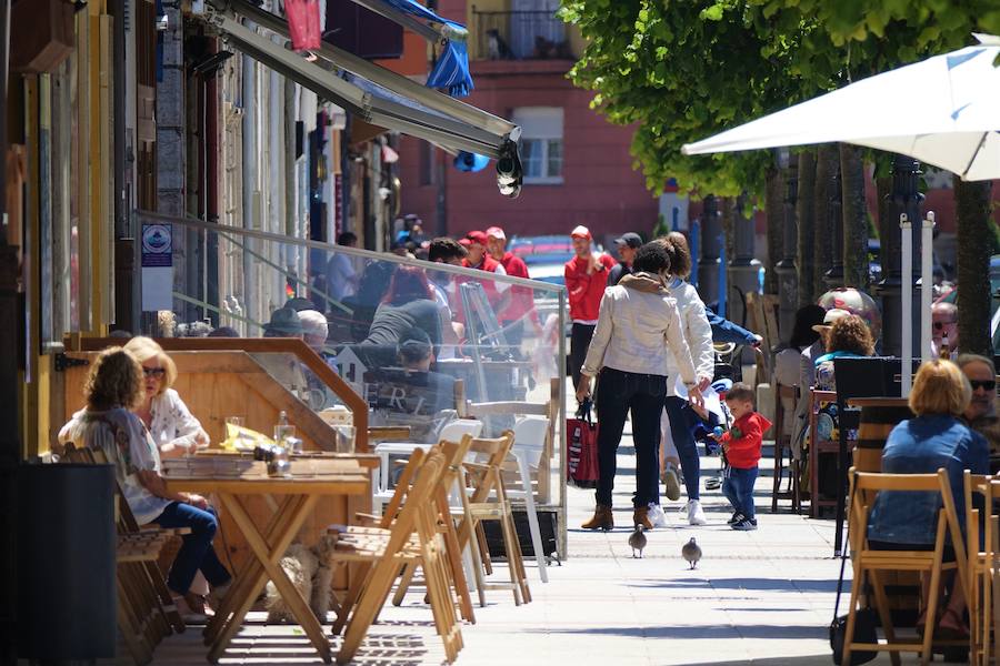 Los cielos despejados y las temperaturas, que han subido notablemente, invitando a los asturianos a disfrutar del aire libre. Las previsiones veraniegas se prolongarán hasta el domingo. 
