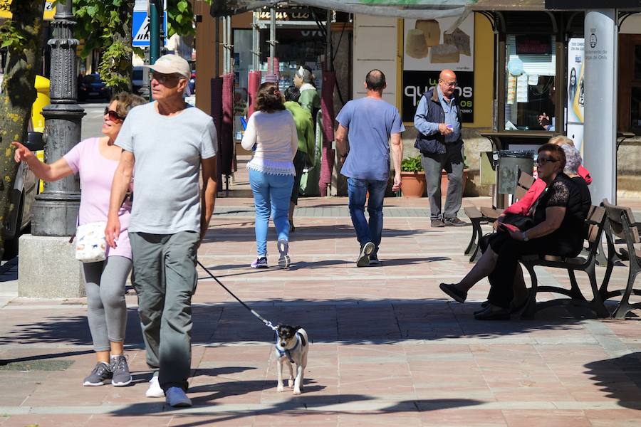 Los cielos despejados y las temperaturas, que han subido notablemente, invitando a los asturianos a disfrutar del aire libre. Las previsiones veraniegas se prolongarán hasta el domingo. 