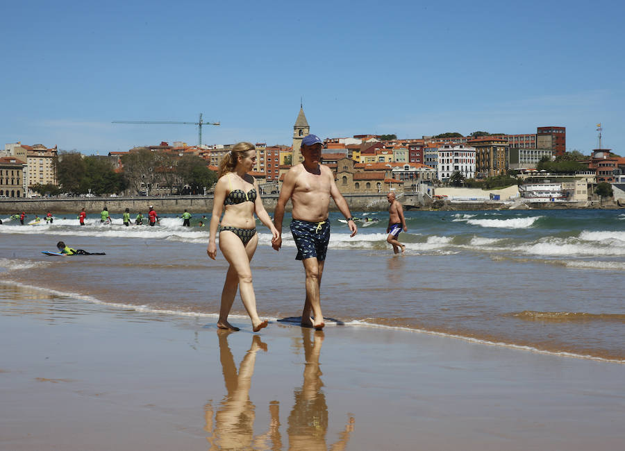 Los cielos despejados y las temperaturas, que han subido notablemente, invitando a los asturianos a disfrutar del aire libre. Las previsiones veraniegas se prolongarán hasta el domingo. 