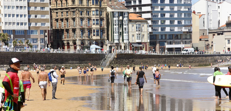 Los cielos despejados y las temperaturas, que han subido notablemente, invitando a los asturianos a disfrutar del aire libre. Las previsiones veraniegas se prolongarán hasta el domingo. 