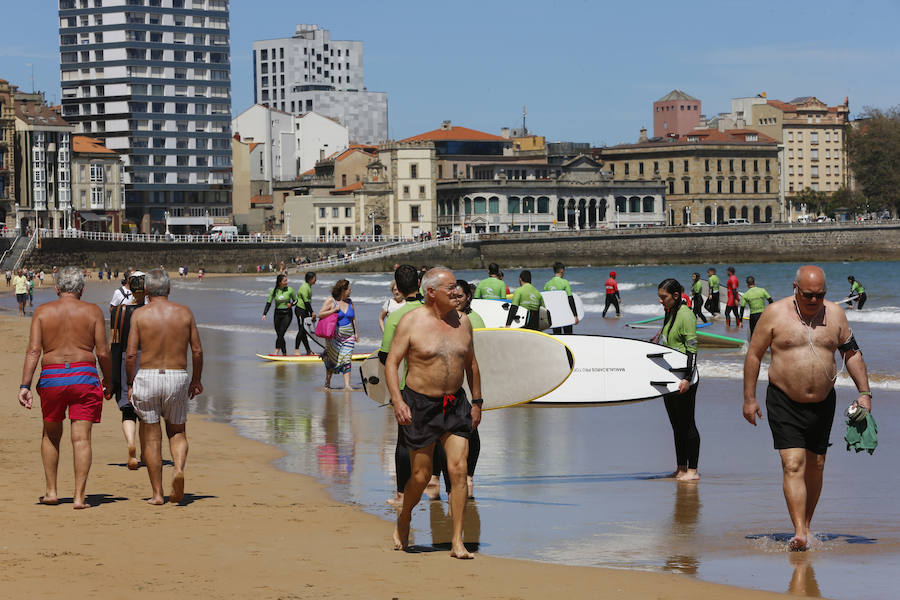 Los cielos despejados y las temperaturas, que han subido notablemente, invitando a los asturianos a disfrutar del aire libre. Las previsiones veraniegas se prolongarán hasta el domingo. 