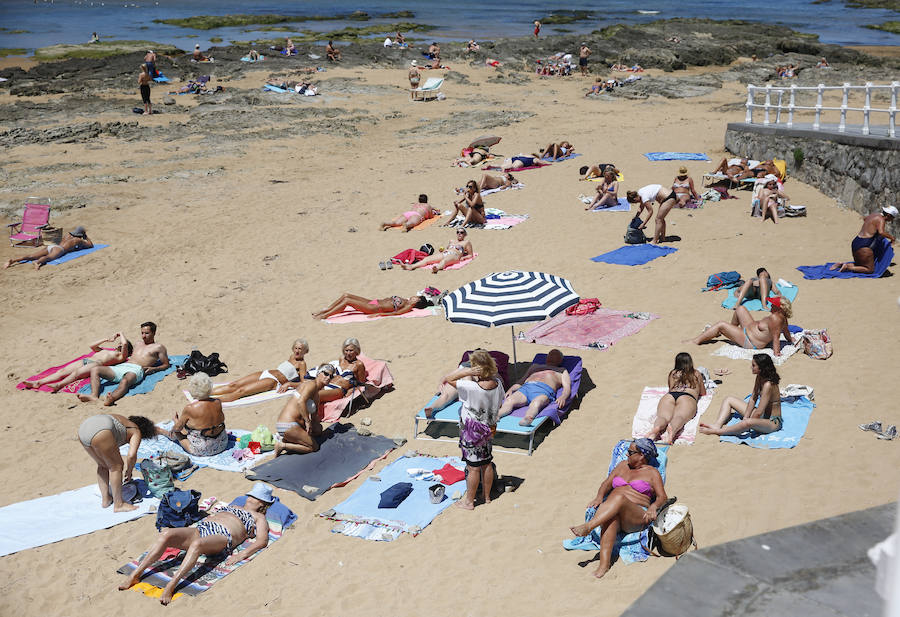 Los cielos despejados y las temperaturas, que han subido notablemente, invitando a los asturianos a disfrutar del aire libre. Las previsiones veraniegas se prolongarán hasta el domingo. 